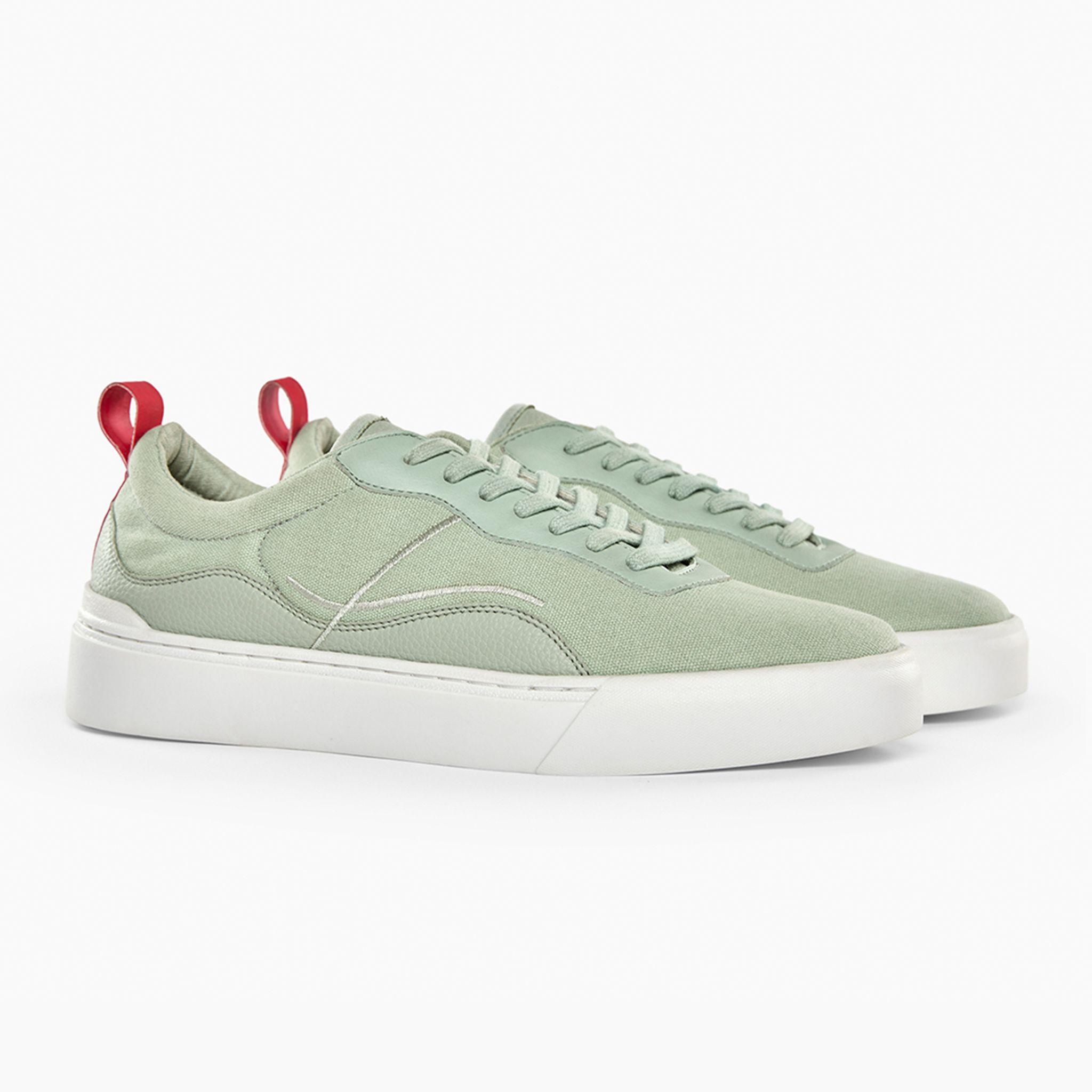 Sneaker Trends You’re About to See Everywhere This Year-Image 3